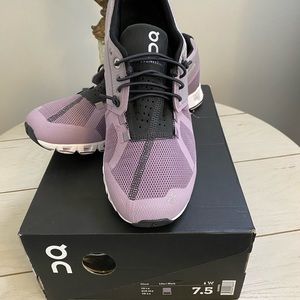 On Cloud Woman’s 7.5 sneaker